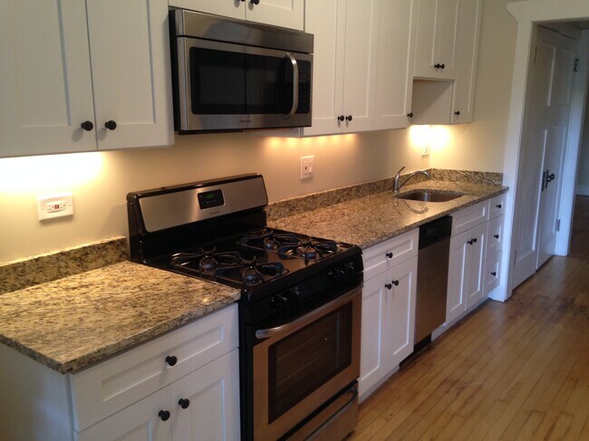 Kitchen 2C - 5326 S. Harper Ave.