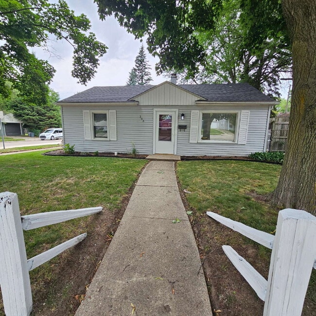 Building Photo - Charming 2-Bedroom Ranch in Royal Oak – Co...