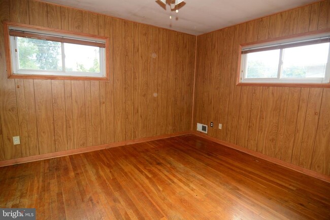 Building Photo - 10647 Maple St