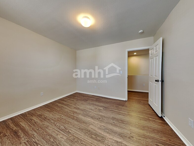 Building Photo - 2136 Summit Way