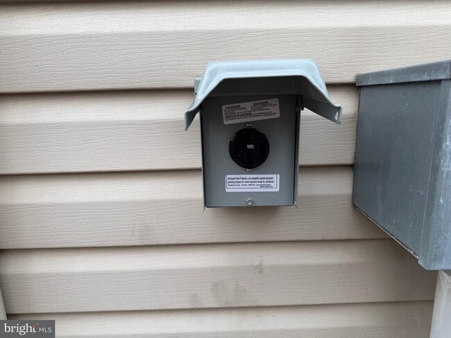 Building Photo - 9 Beechwood Ave