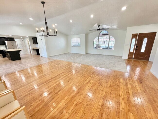 Building Photo - Beautiful Bloomington Area Home