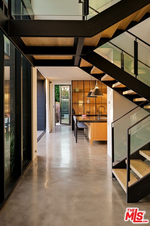 Building Photo - 901 Flower Ave