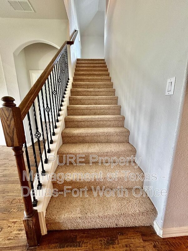 Building Photo - 511 Carnation Ln