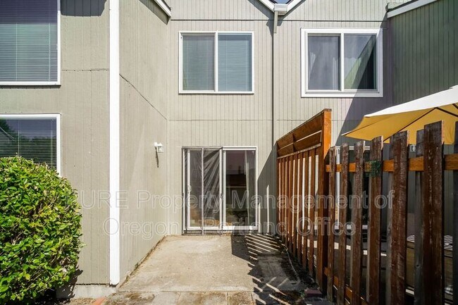Building Photo - 1434 NE Birkshire Ct