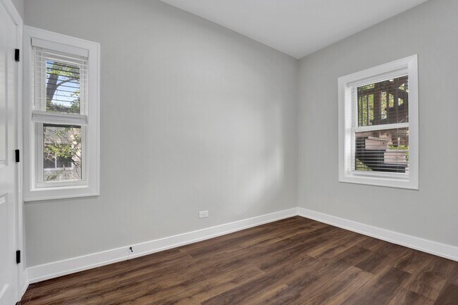 Building Photo - 3040 W Medill Ave