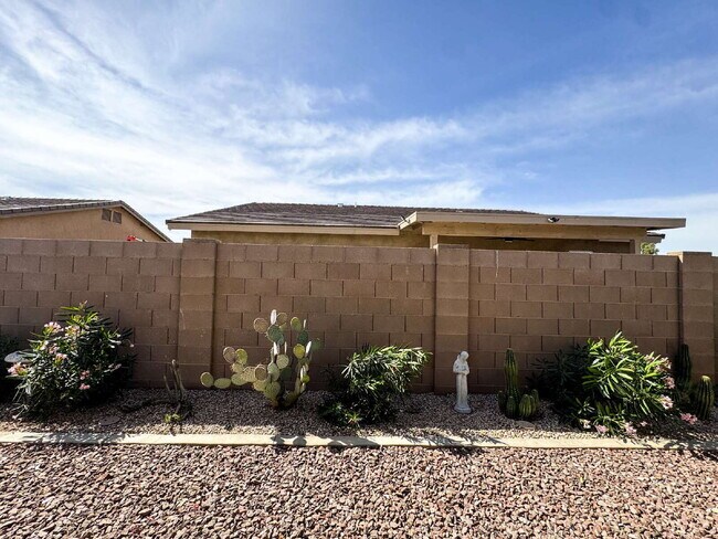 Building Photo - "Spacious 4-Bedroom, 2-Bathroom home in Prime Yuma!"
