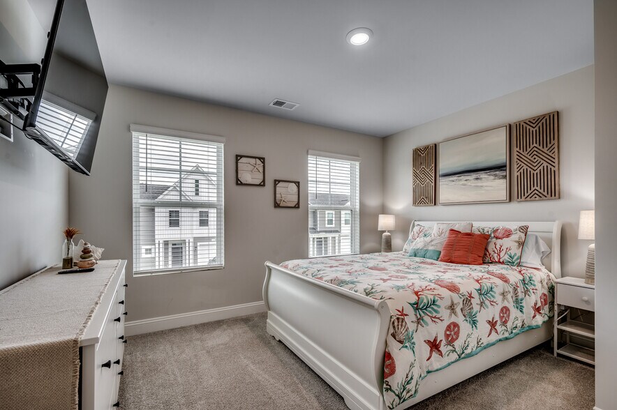 Queen Bed - 487 Waterend Dr