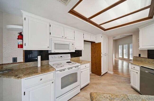 Building Photo - Located in a cul-de-sac, this 3 bedroom, 2 bath, 2 car garage home boasts over 2000 sq ft and a g...