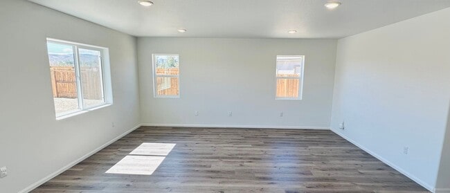 Building Photo - Charming Newer 3 bedroom House