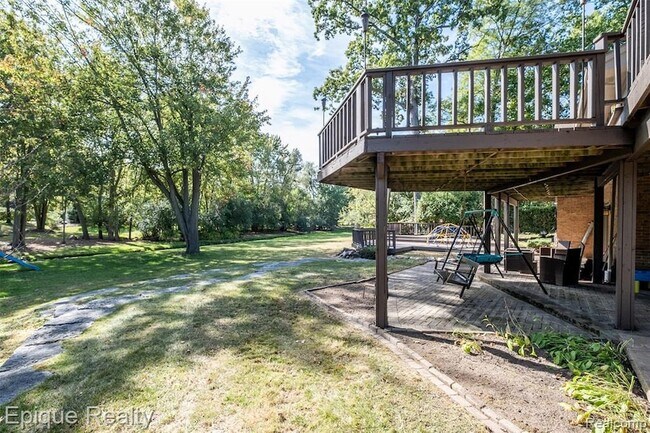 Building Photo - 135 W Hickory Grove Rd