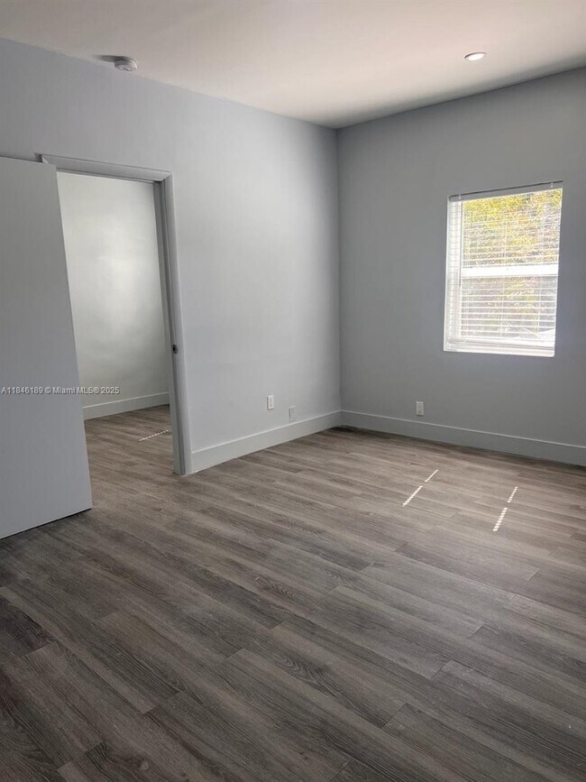 Building Photo - 852 SW 13th Ave
