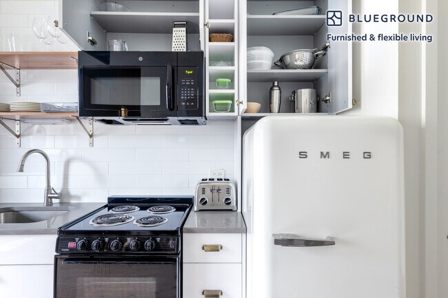 Building Photo - 108 W Chicago Ave