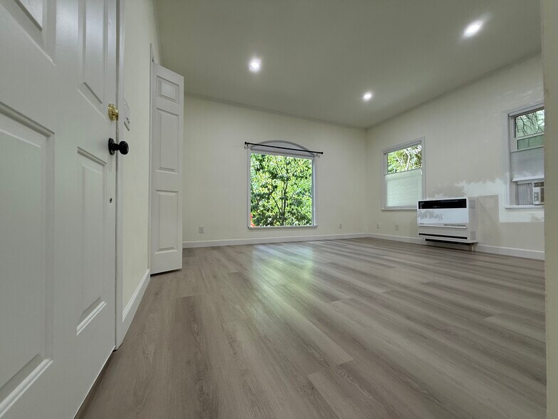 Building Photo - 208 N La Peer Dr