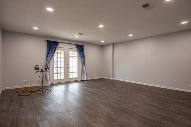 Building Photo - 7575 Chelsea Pl