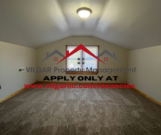 Building Photo - Step into comfort and style in this beauti...