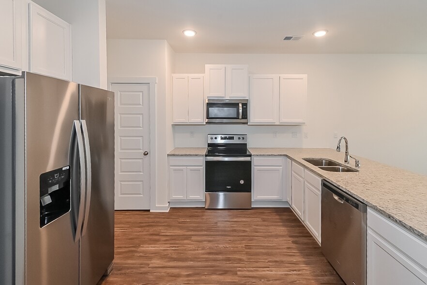 Building Photo - 120 The Heights Dr