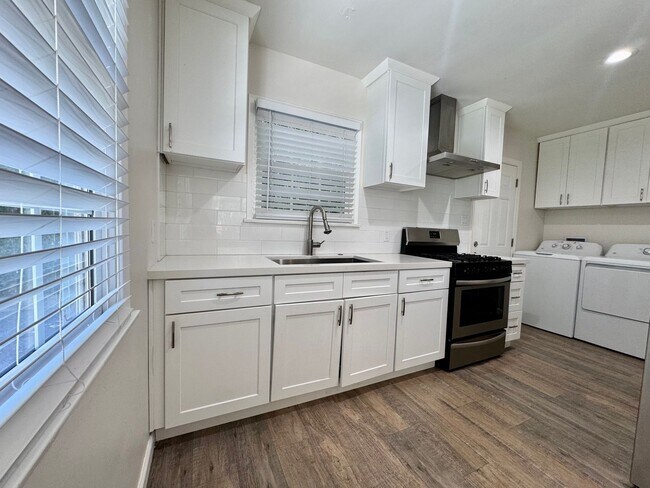 Building Photo - Large front unit apartment with patio