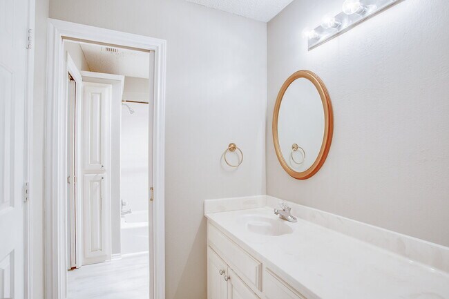 Building Photo - Newly Remodeled Prestigious Home!!