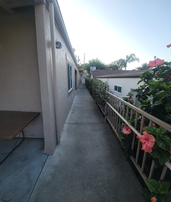 Building Photo - 711 E 7th Ave