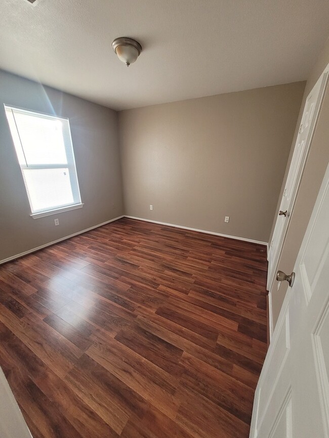 Building Photo - 3 bed 2 bath home with carport, move in re...