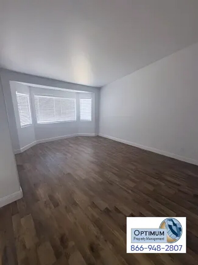 Building Photo - Spacious 4-Bedroom Home with Elegant Finishes & Convenient Location