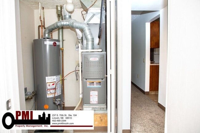 Building Photo - 2 Bedroom and 1 Bathroom Duplex Available ...