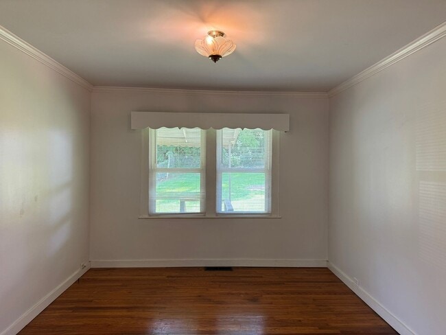Building Photo - West AVL - Two Bedroom Bungalow Just off H...