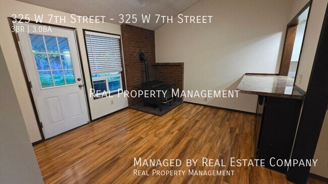 Building Photo - 325 W 7th St