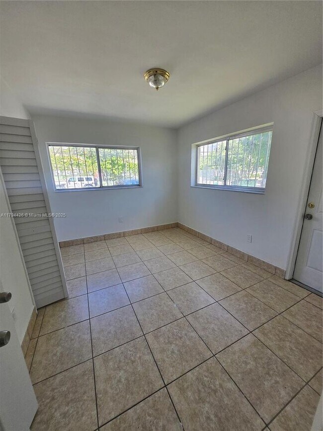 Building Photo - 3110 NW 19th Ave