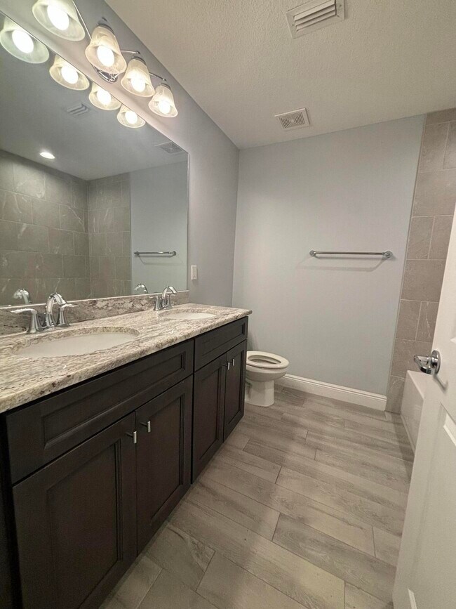 Building Photo - 2501 SE Mariposa Ave