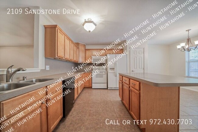 Building Photo - 2109 Sandstone Dr