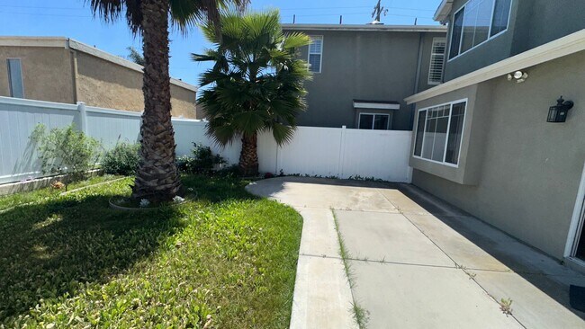 Building Photo - 3 bedroom East Side Costa Mesa Townhome