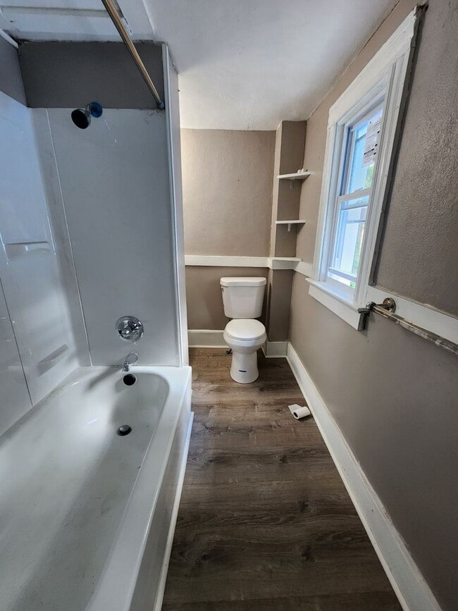 Building Photo - Two Bedroom Single Family Home!