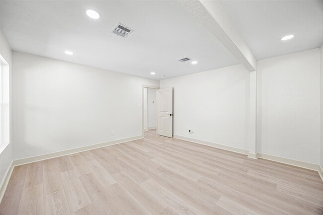 Building Photo - 1230 W Donovan St