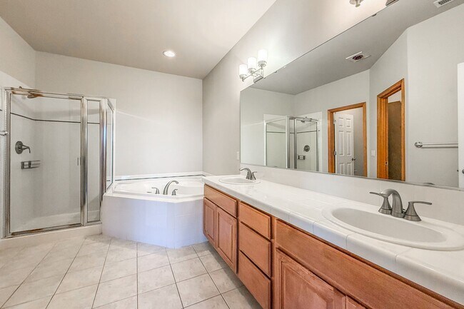 Building Photo - Beautiful 4-Bedroom Townhome in South Richland