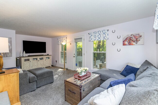 Building Photo - 1071 Stratford Ct