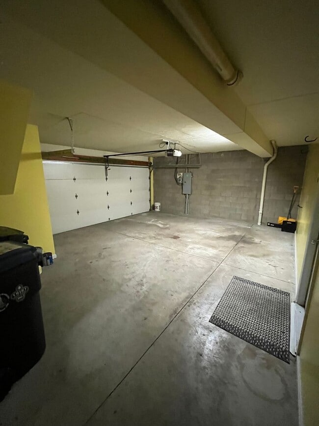 Building Photo - Newly Renovated 3 Bed 2.5 Bath Townhouse A...