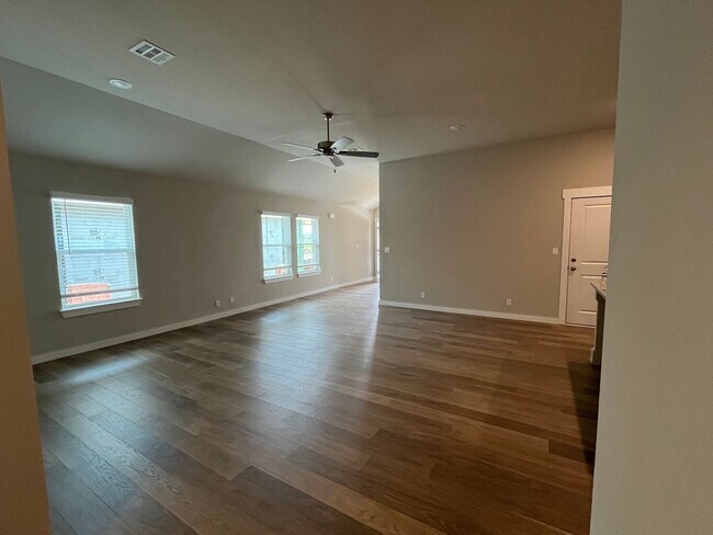 Building Photo - Brand New Duplex!