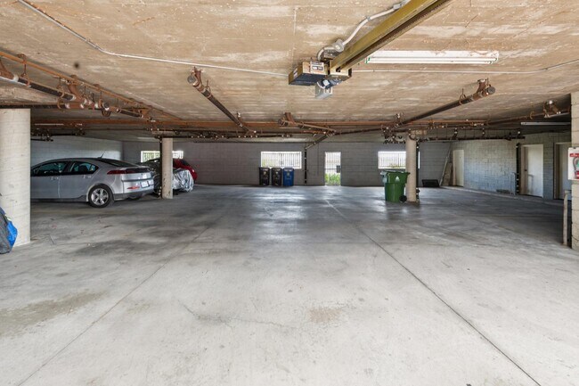 Building Photo - 760 W Hamilton Ave