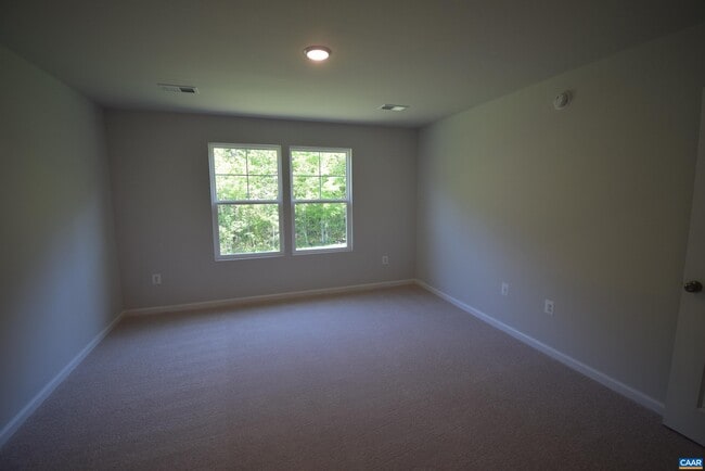 Building Photo - 335 Horse Path Dr
