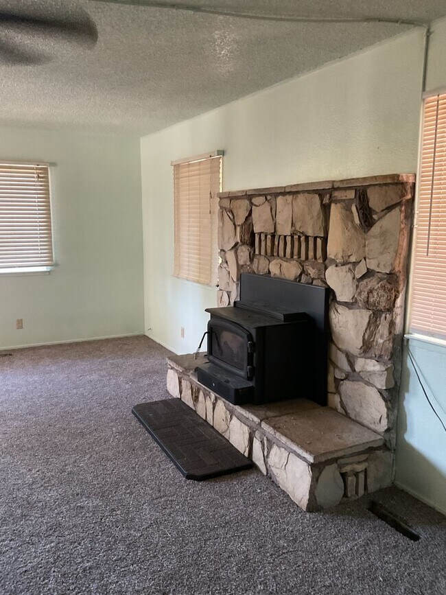 Building Photo - Two story 4 bedroom 2 bath home, Magalia