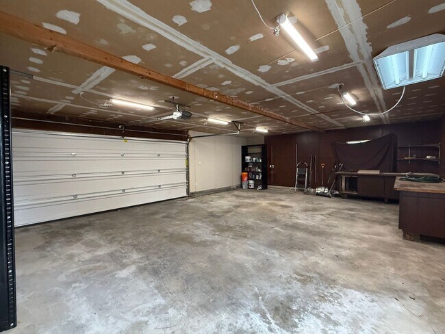 Building Photo - Welcome to your new charming 3-bedroom, 1.5-bath home in Broken Arrow close to Main Street!