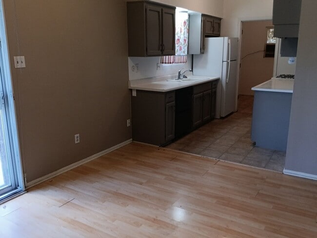 Building Photo - Cozy 4-bedroom, 2-bathroom home! Coming soon!