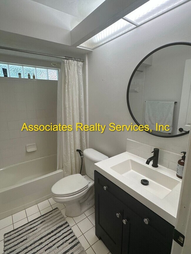 Building Photo - Beautiful 4 Bedroom/3 Bathroom in BROADMOOR!