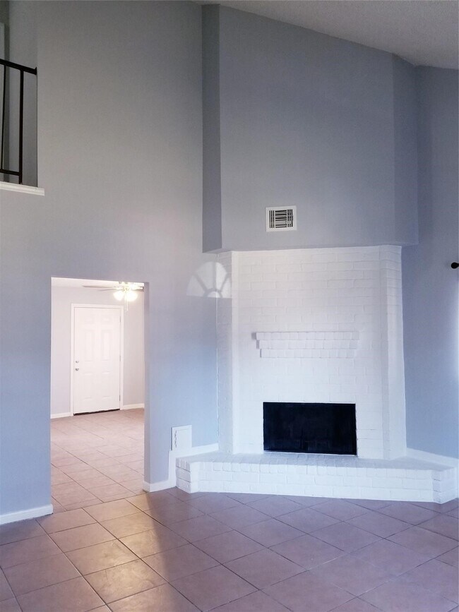 Building Photo - 8631 Valley Ledge Dr