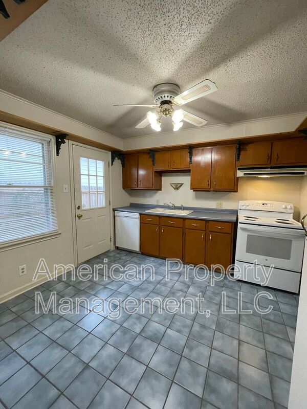 Building Photo - 2505 S Quebec Ave