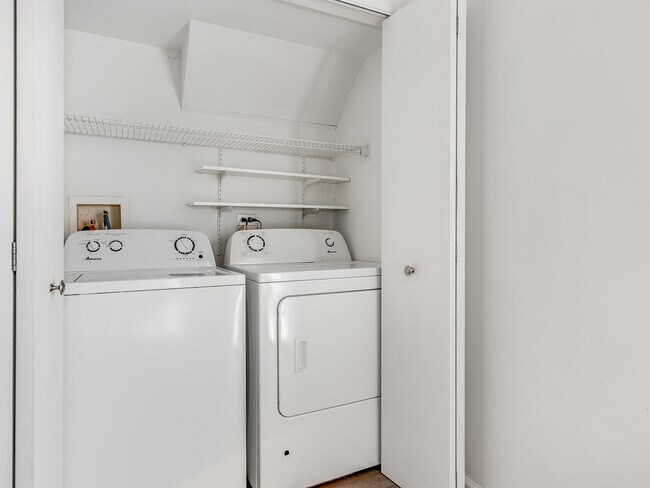 Building Photo - 1053 Symphony Dr