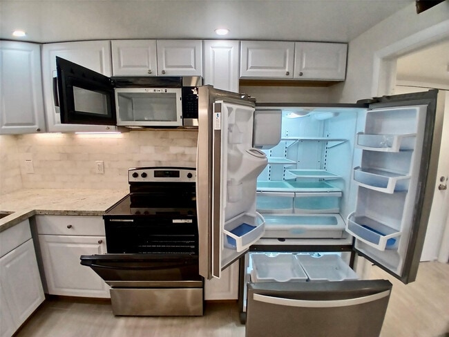 Building Photo - 4164 Inverrary Dr