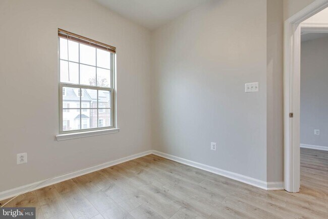 Building Photo - 2805 Fredericksburg Rd